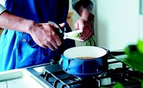 野菜の下ごしらえ、小口切り・せん切りのコツを紹介