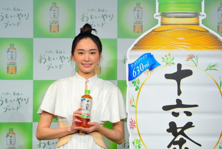 今年の「新十六茶」は家族おもい！？CM10年目のガッキーが妖精に！？