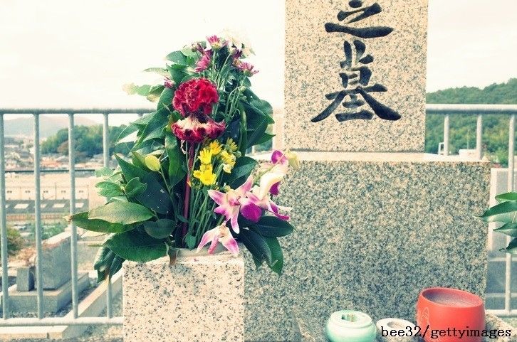 お盆の時期、お墓参りに行く日はいつ？持って行くもの、お参りの手順も解説