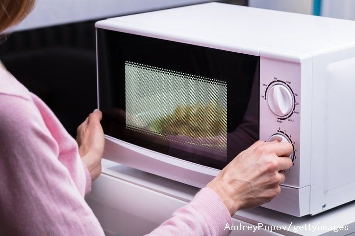 電子レンジって掃除する必要あるの？適切な掃除頻度・方法をプロに聞いた