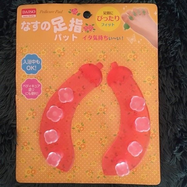 100均ダイソーで発見！「なすの足指パッド」のストレッチ効果は？