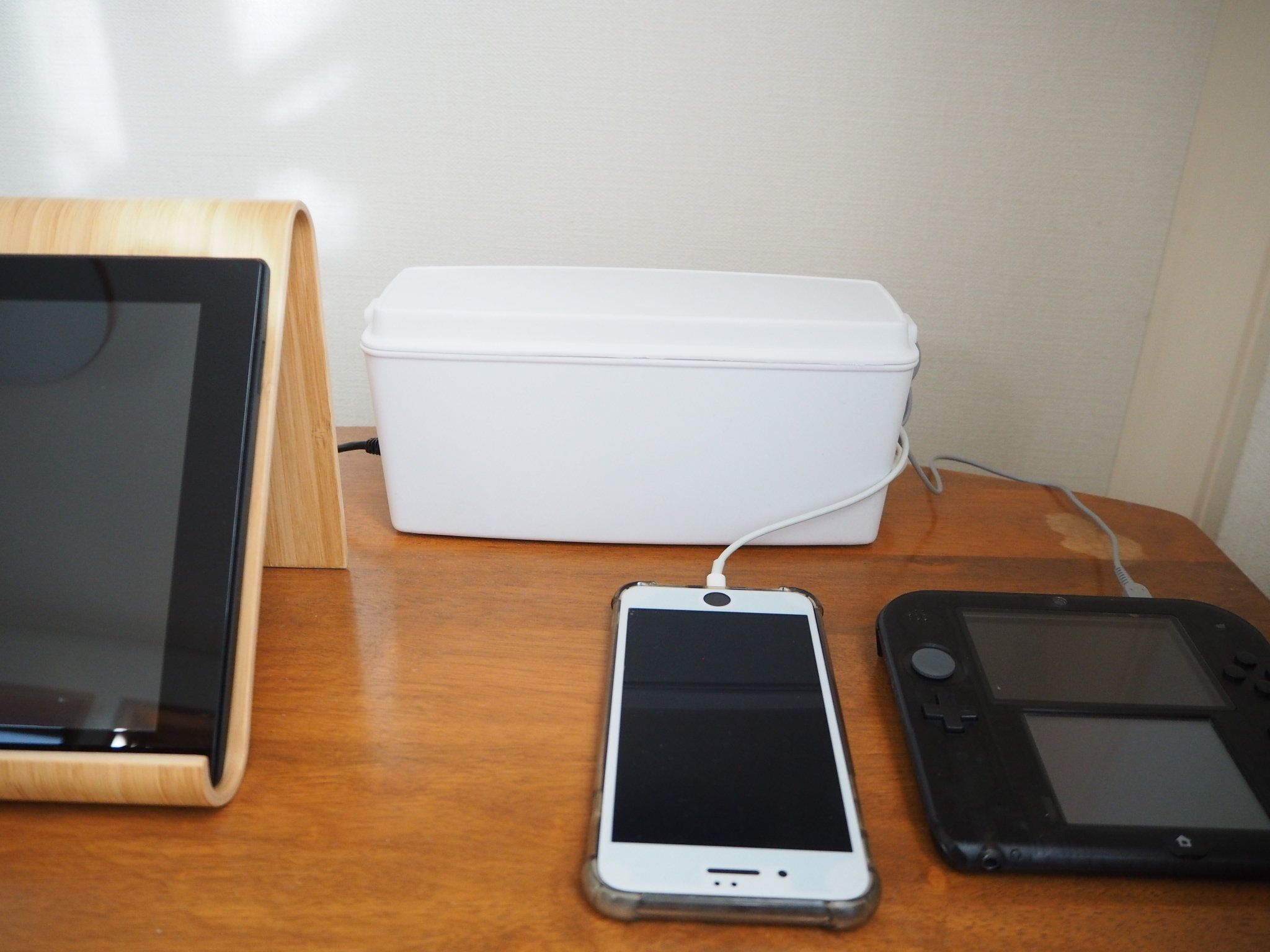 ダイソーの「ケーブルボックス」でごちゃごちゃ配線がスッキリ