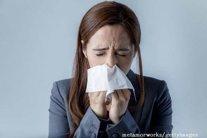 マナー違反と思われることも……!?人前で鼻をかむ行為