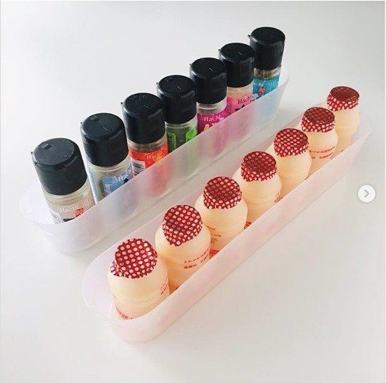 冷蔵庫内がたちまちスッキリ！セリアの「ミニドリンクストッカー」は早いもの勝ち！