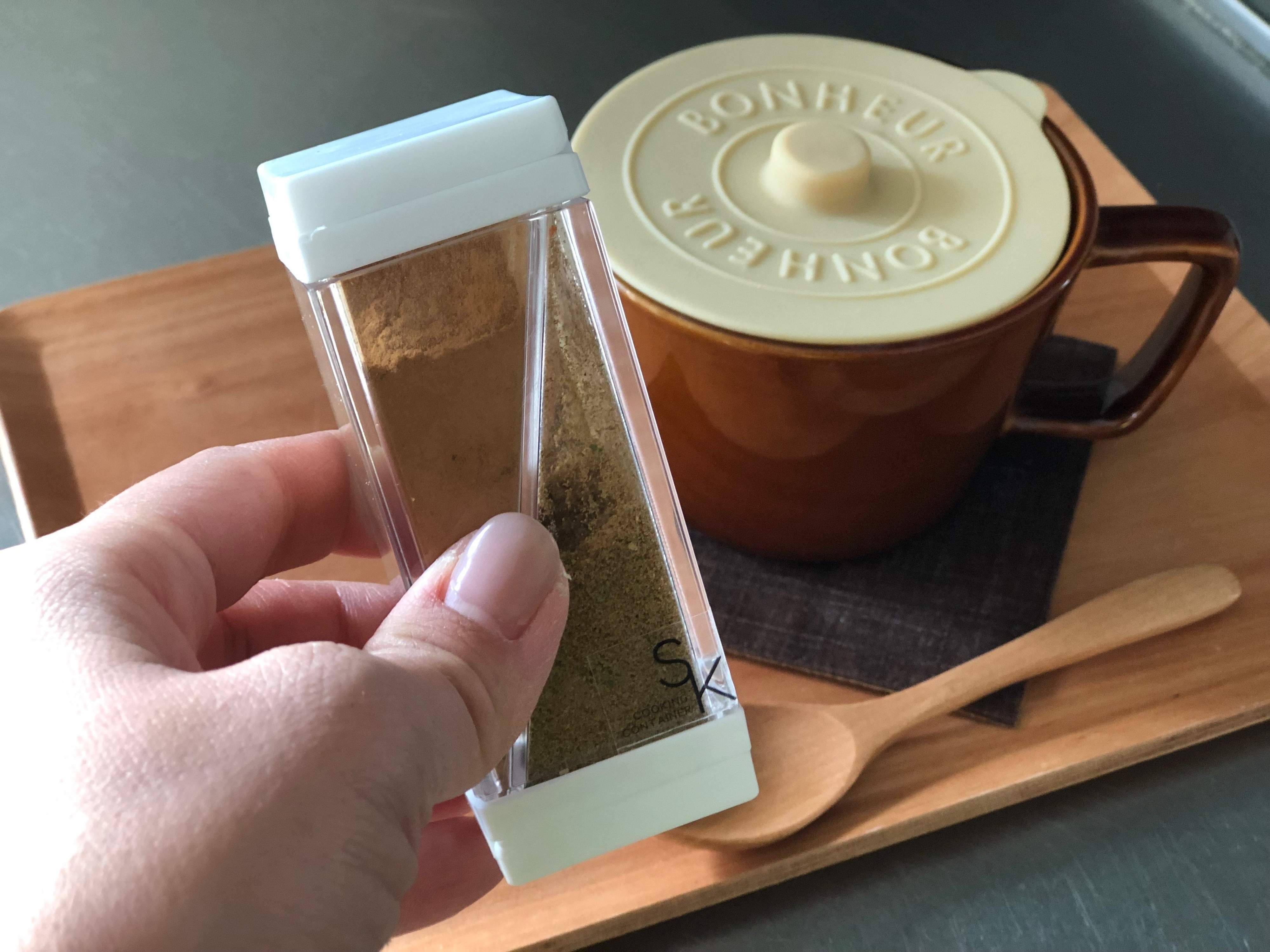 １本で2種類入れられる！ダイソーのスパイスケース