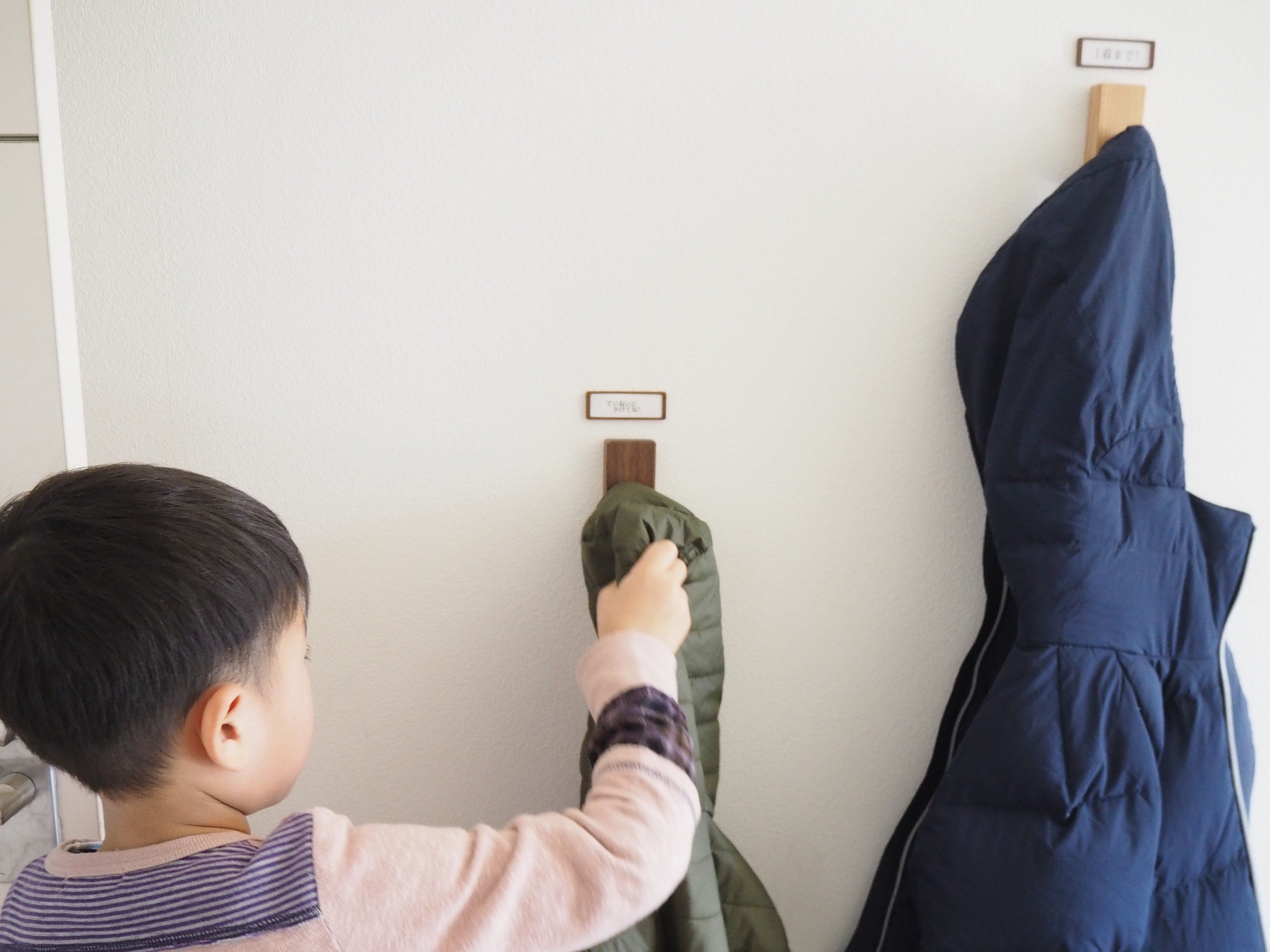 無印良品の「壁に付けられる家具・フック」で子どもの上着の悩みを解決！