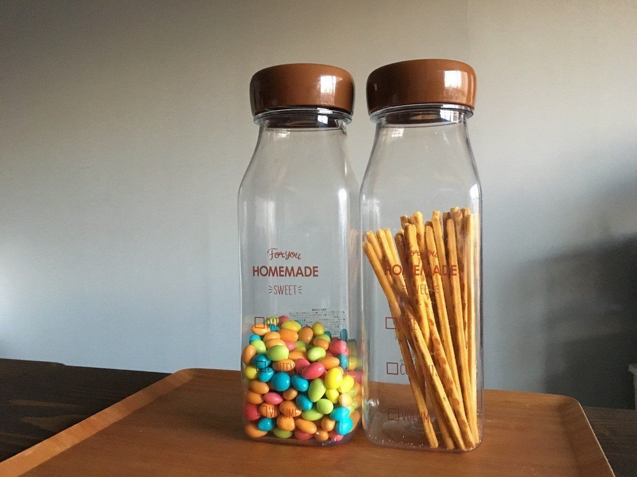 セリアのおしゃれなボトルで余ったお菓子をすっきり収納
