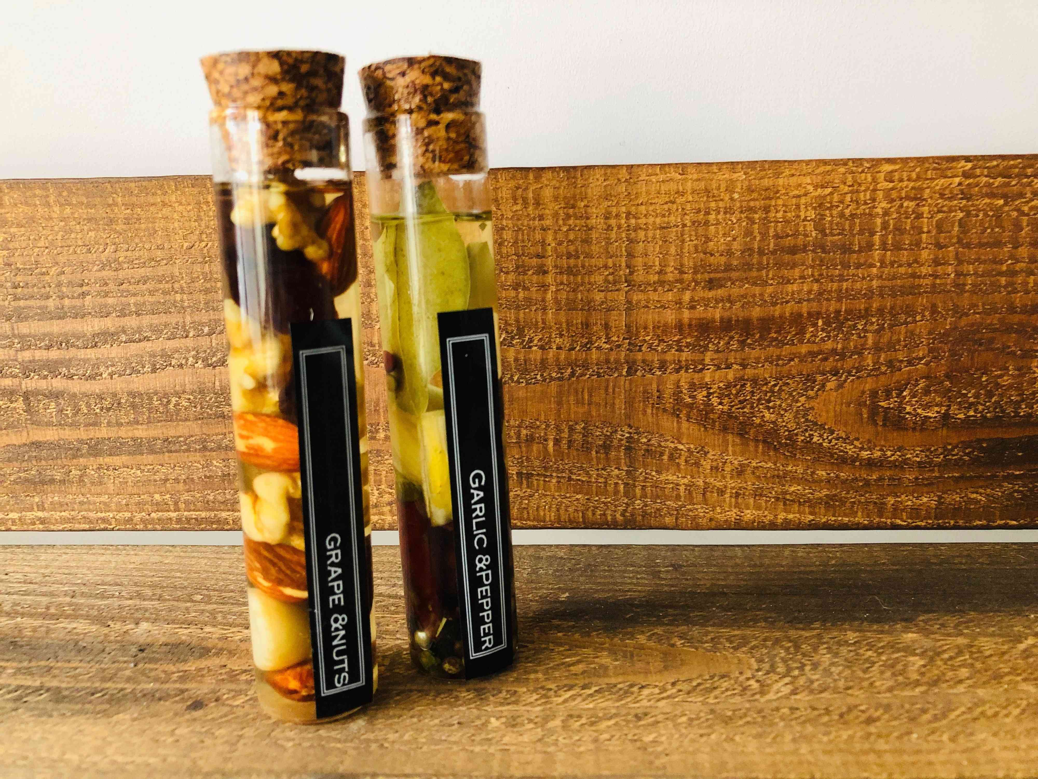 ダイソーのガラス試験官で「食べるハーバリウム」を作成！