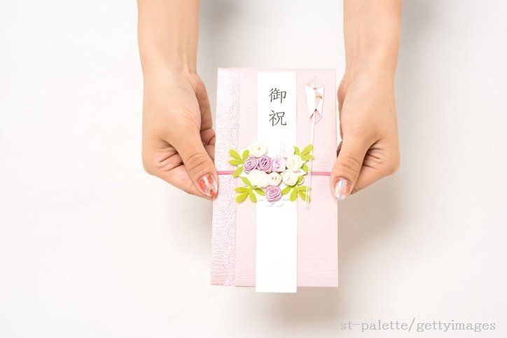 ママ友の新居祝いに、現金や商品券はNG？みんなの意見は