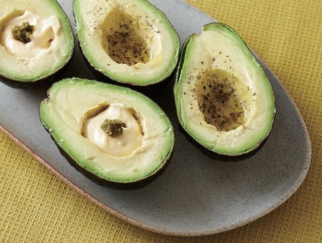 くぼみに調味料を入れるだけ！「アボカドカップ」が簡単美味