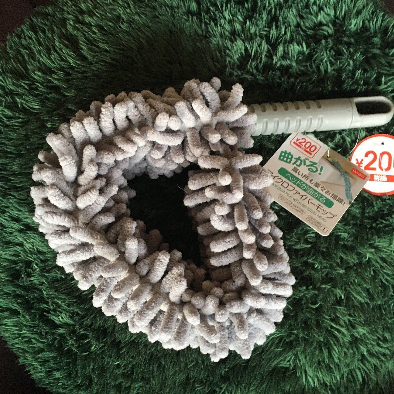 くねくね曲げてホコリをキャッチ！ダイソーの曲がる「マイクロファイバーモップ」はクセになる便利さ