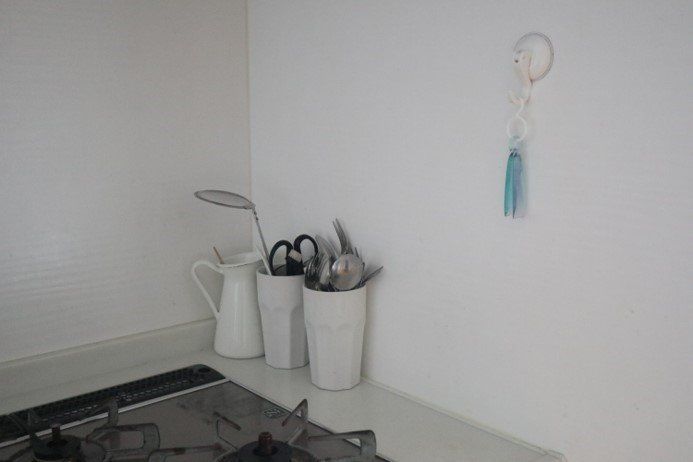 頑固な水垢もきれいに！ダイソーの「スクレーパー」が家中使えて優秀すぎ