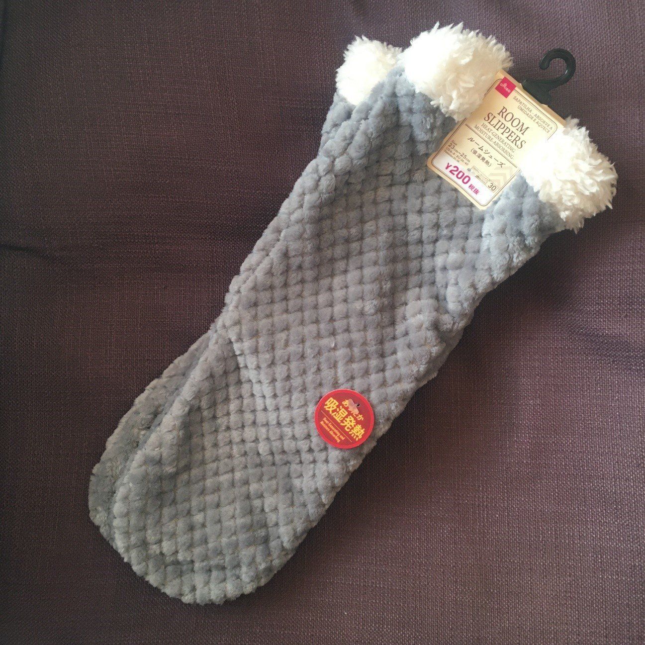 冷え性の人は必携！？真冬の冷たいフローリングでもぽかぽかあったかなダイソー優秀グッズ