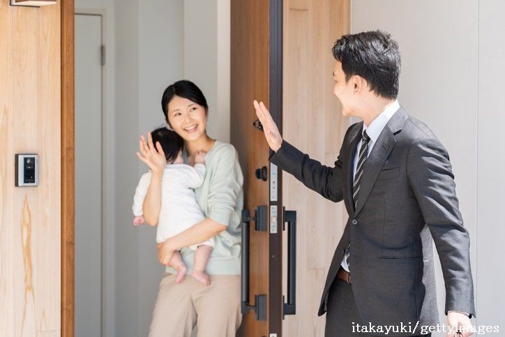 みんな夫を玄関まで見送ってる？主婦のリアルな声