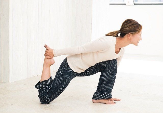 下腹、背中、ひざ…40代のムダ肉に効く1分ストレッチ