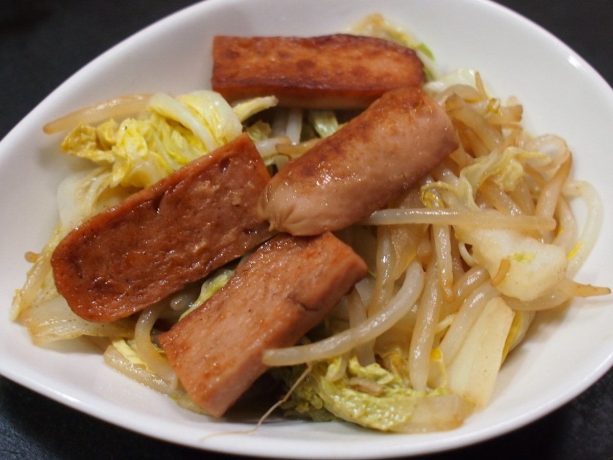 野菜炒めを最強コスパ料理にする方法が簡単すぎた！コツは魚肉ソーセージを「バタポン」