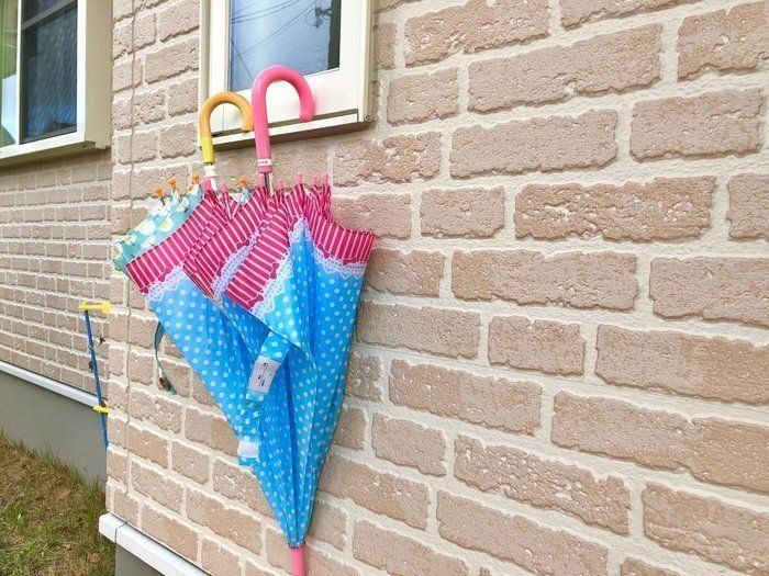 傘立てはなくても大丈夫！ぬれた傘を玄関に置きたくないときはセリアのフックが大活躍