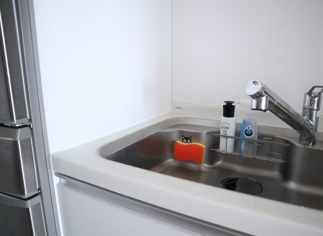 不思議すぎる！ただのシールにしか見えないダイソーのキャッチフックが超便利