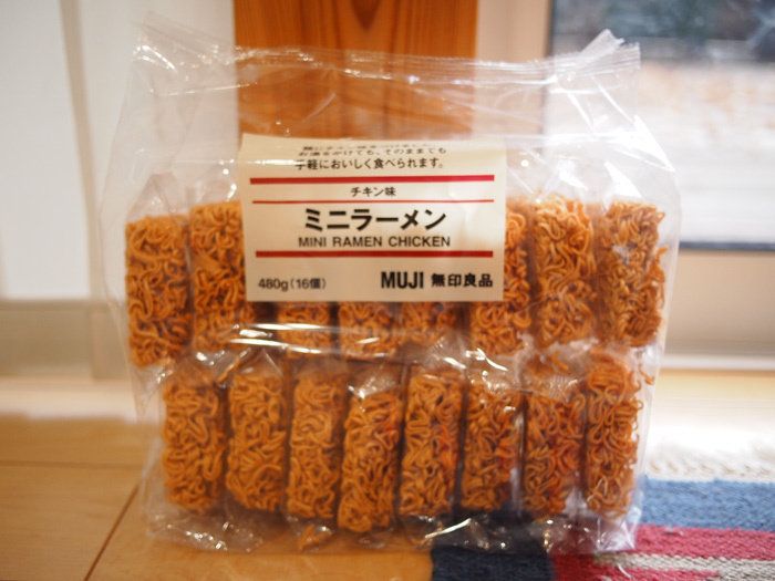 無印良品の傑作！「大袋チキン味ミニラーメン」はそのままでも調理しても◎
