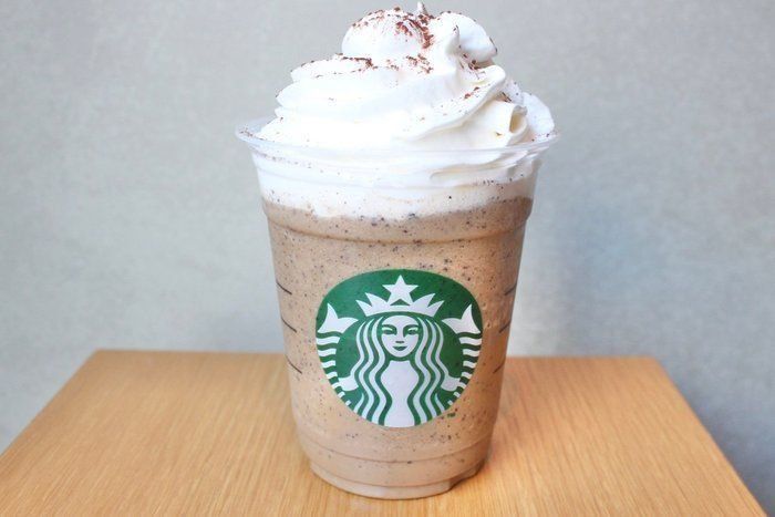 【本日発売】スタバのバレンタイン新作「チョコレートwithミルクティーフラペチーノ」は紅茶風味にざくざくチョコが絶妙！
