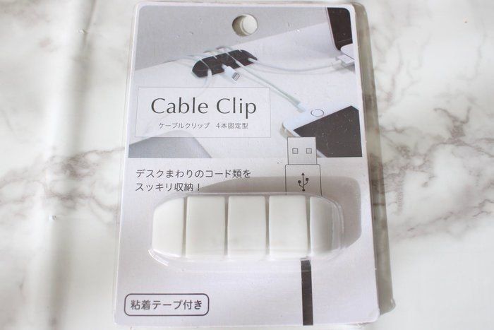 充電コードの絡まりを綺麗にする時間はムダ！セリアの「ケーブルクリップ」で電源プラグ周りがきれいに！
