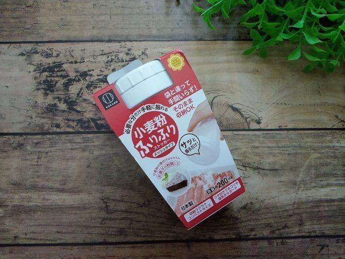 主婦感激！キャンドゥの「小麦粉ふりふりストッカー」がめちゃ便利！