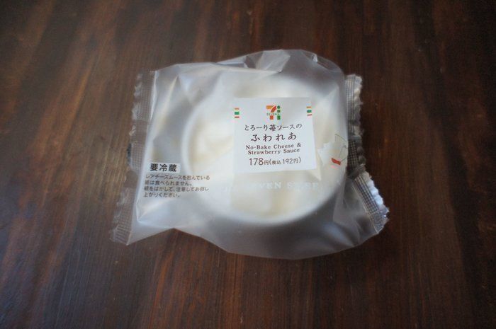 ふんわり食感がたまらない！セブンの「とろーり苺ソースのふわれあ」がおいしすぎる！
