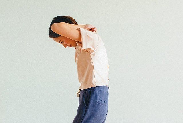 たった5秒！「腹を凹ますポーズ」でやせよう