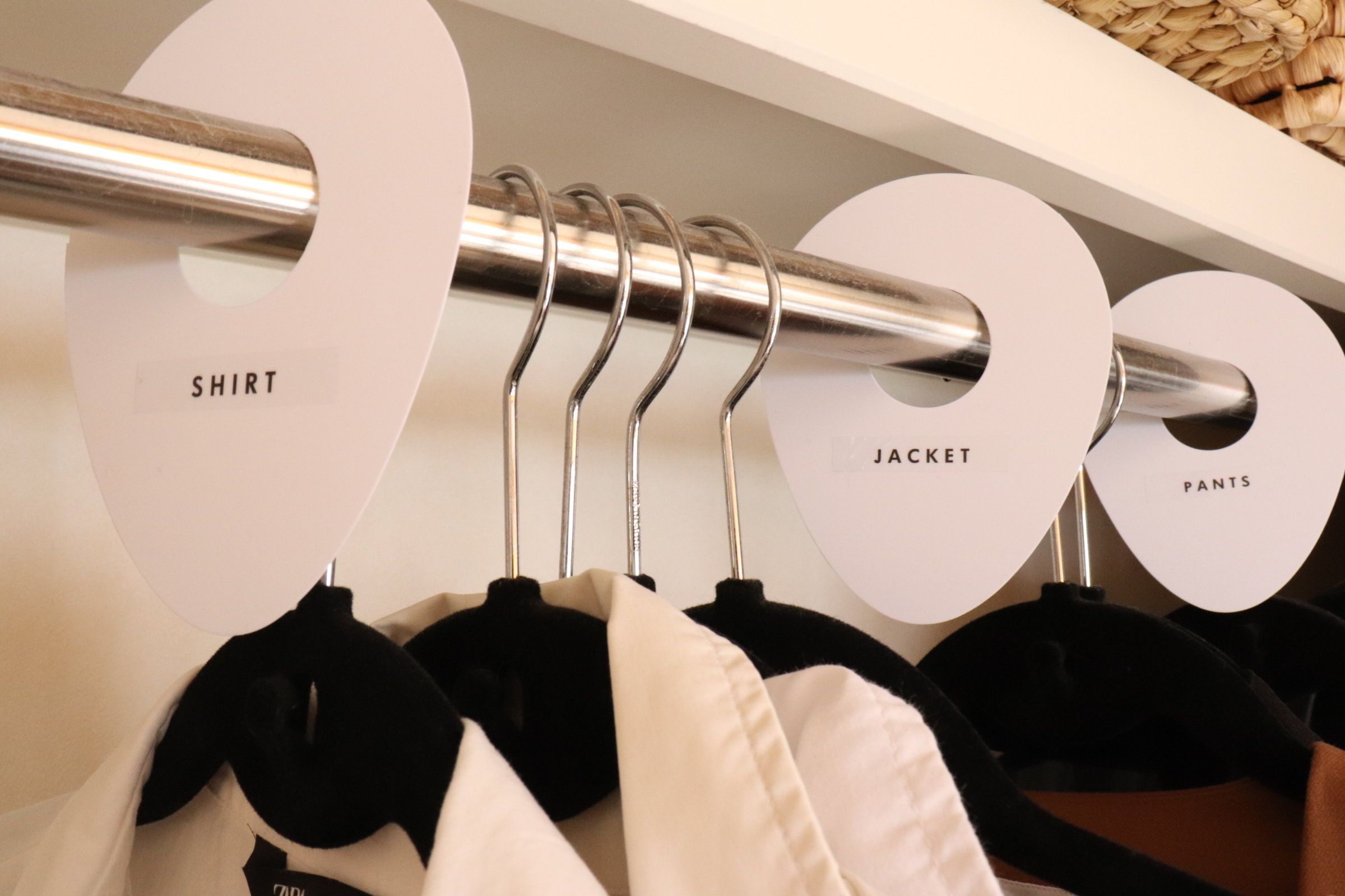 キャンドゥの「ハンガーラック用ディバイダー」で洋服もラベリング！