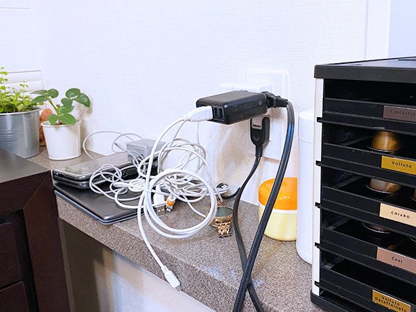 ゴチャつきがちなケーブルが、100均の”キッチングッズ”ですっきり片付く！？