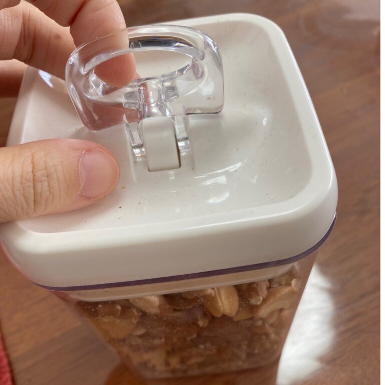 ニトリの「片手で簡単に開けられる密閉保存容器」が便利すぎてもう手放せない！