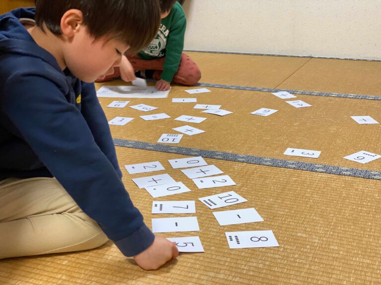 印刷代だけでOK！休校中の子どもが遊び感覚で夢中になる「カルタ風数字カード」の学習アイデア