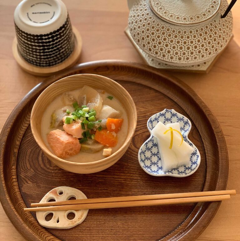 もはや主菜級！ご飯とこれさえあれば1食完成する、大満足の汁物レシピ
