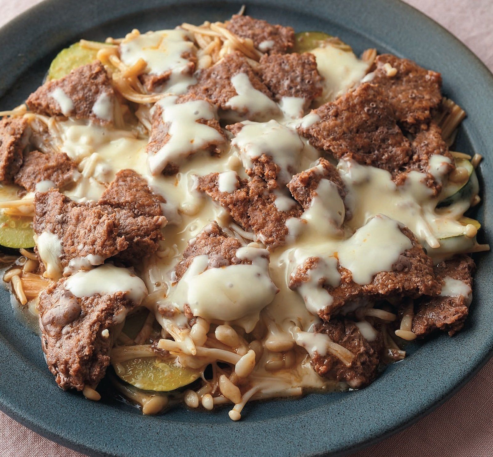 ケチャップとチーズで子どもが喜ぶ味つけ♪ひき肉とズッキーニのチーズ蒸し