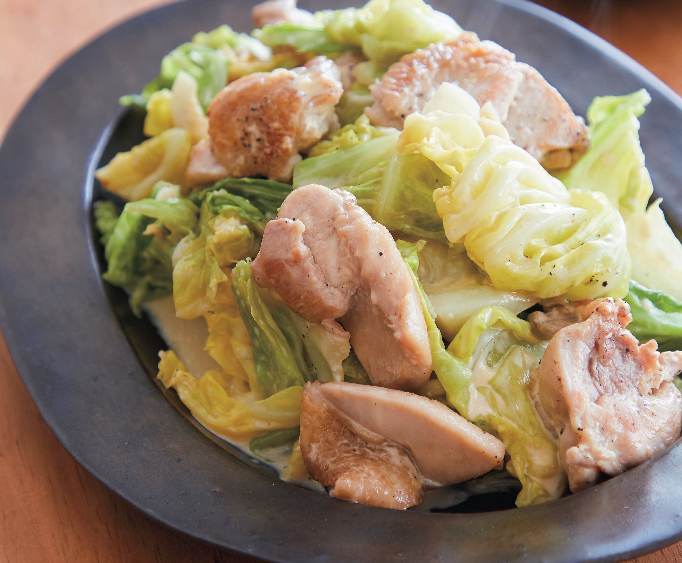 マヨとからんでふっくらめちゃうま！鶏肉とキャベツのマヨしょうゆ炒め