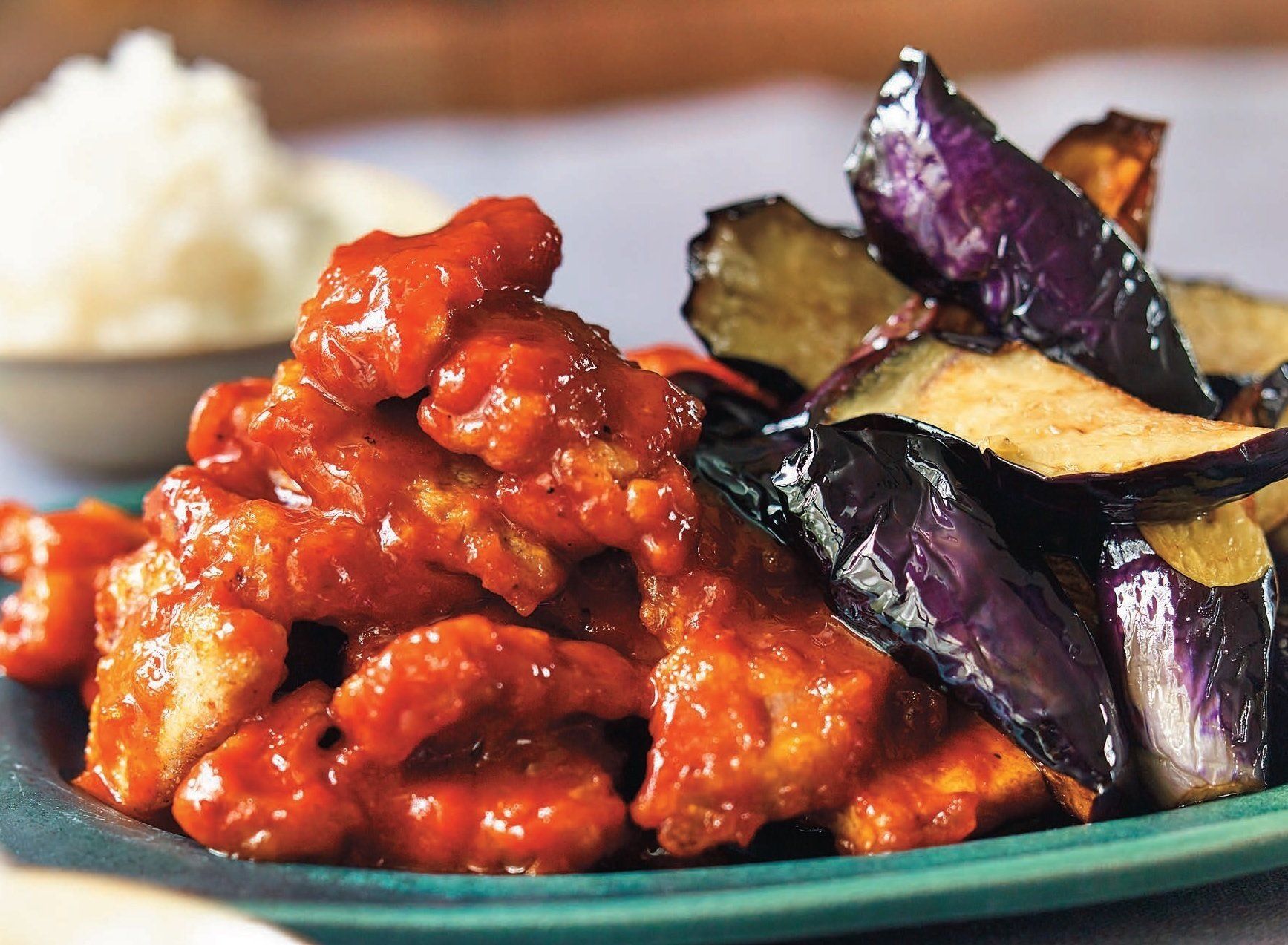 コチュジャンだれとの相性200%！なすと豚のヤンニョンチキン風