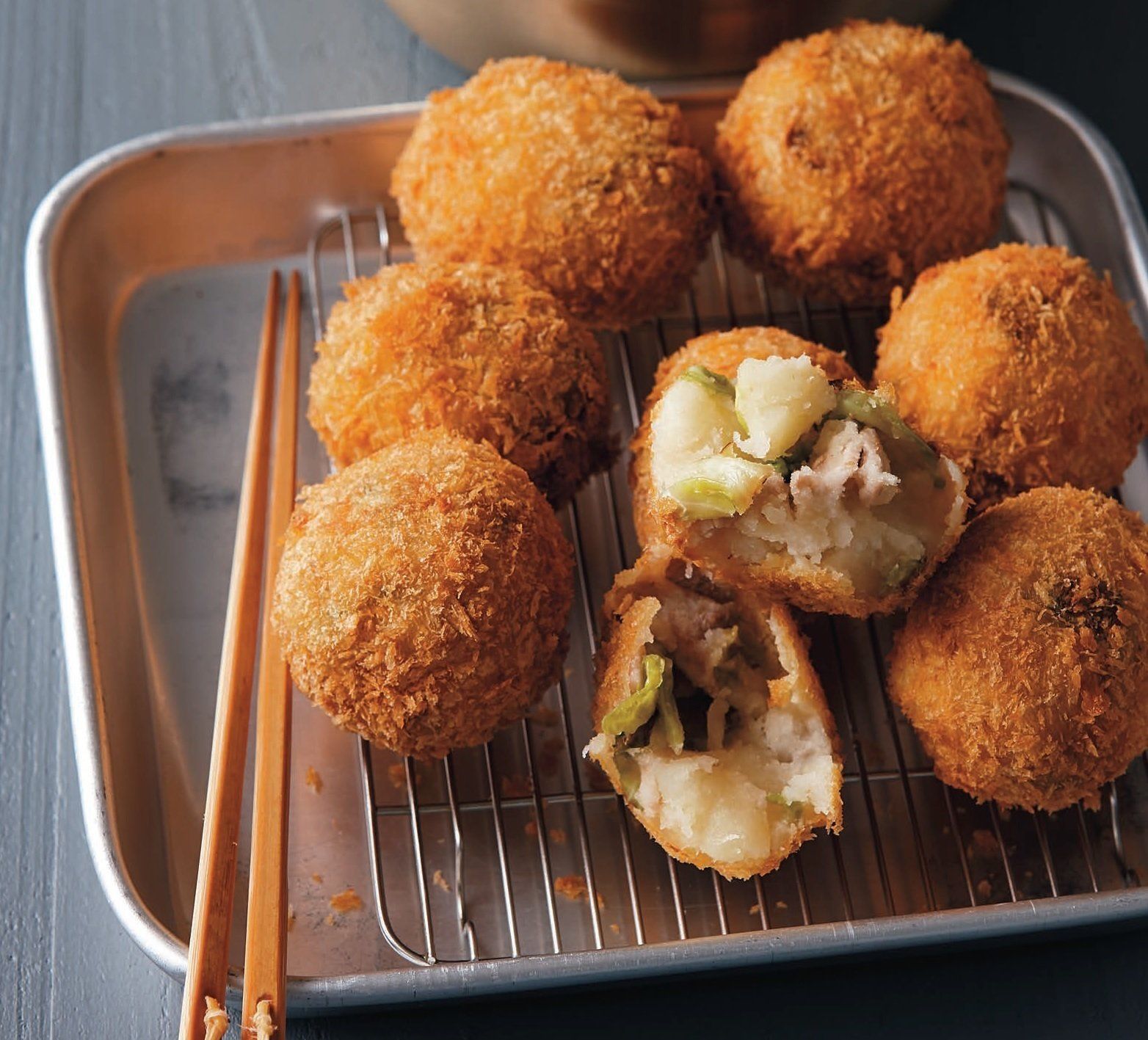 具がたっぷり入ったよだれものの王道の味！豚キャベツコロッケ