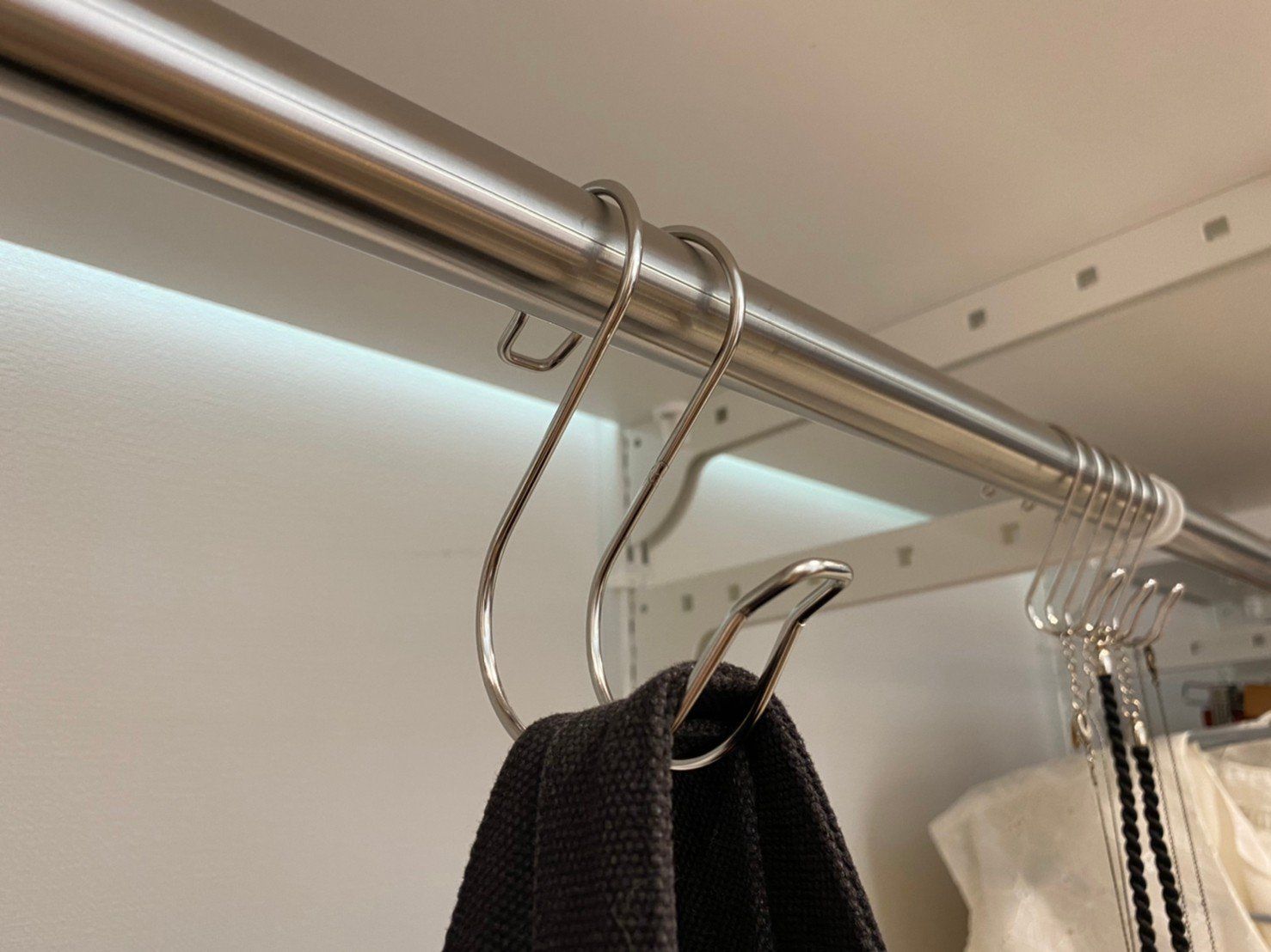【ニトリ】ステンレスフックで“魅せる”クローゼット小物収納を実現！