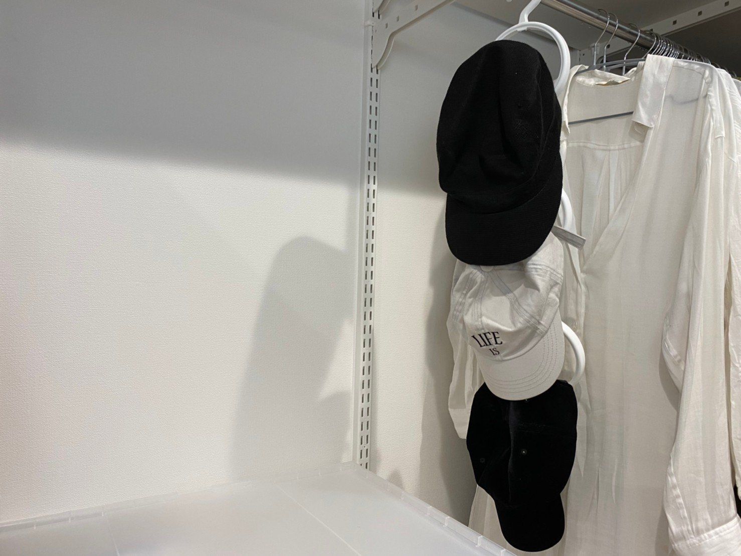 意外と悩ましい帽子の効率的な収納に100均ハンガーが大活躍！