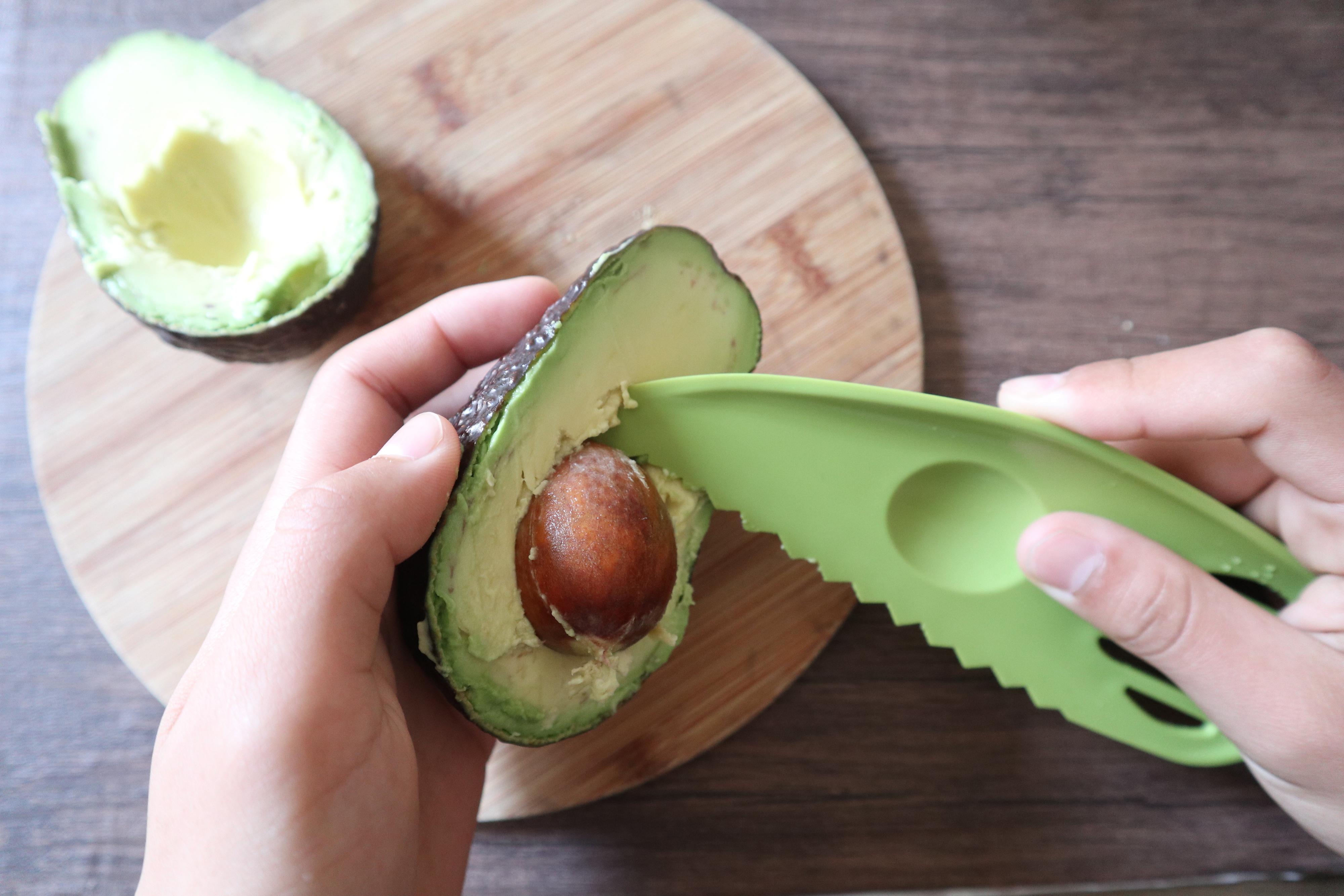 あなどれない！ダイソーのマルチウェイに使えるアボカドカッター！