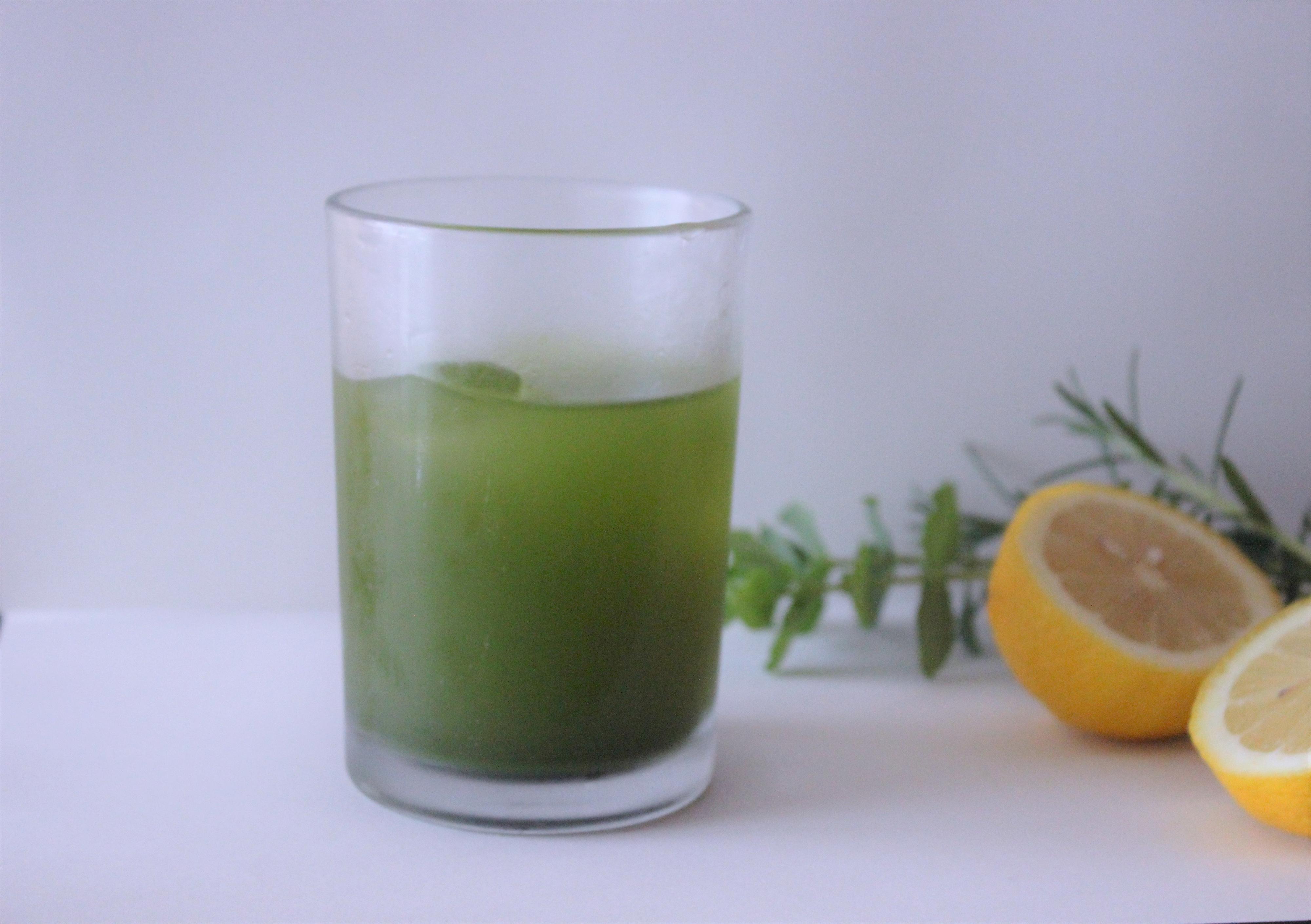 今こそ常備。困ったときの救世主！足りない時も、食べすぎな時も、ちょっとおやつにも。あると便利な青汁活用術。