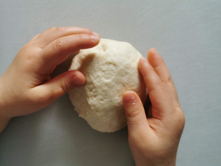 パリパリッという食感がたまらない！材料3つで超簡単につくれるクラッカー