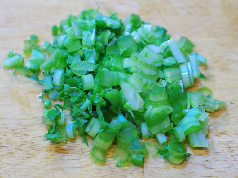 【食品ロスゼロに！】葉も筋も捨てなくていいんです！野菜を余すことなく活用する調理法