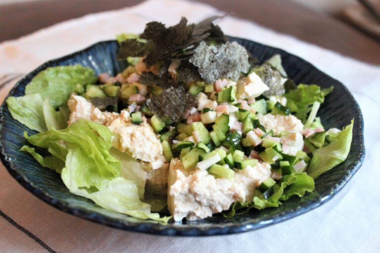 食べ過ぎたときの救世主！ちぎって刻んで和えるだけ。ヘルシーなのに、食べごたえ抜群で大満足な豆腐サラダ。