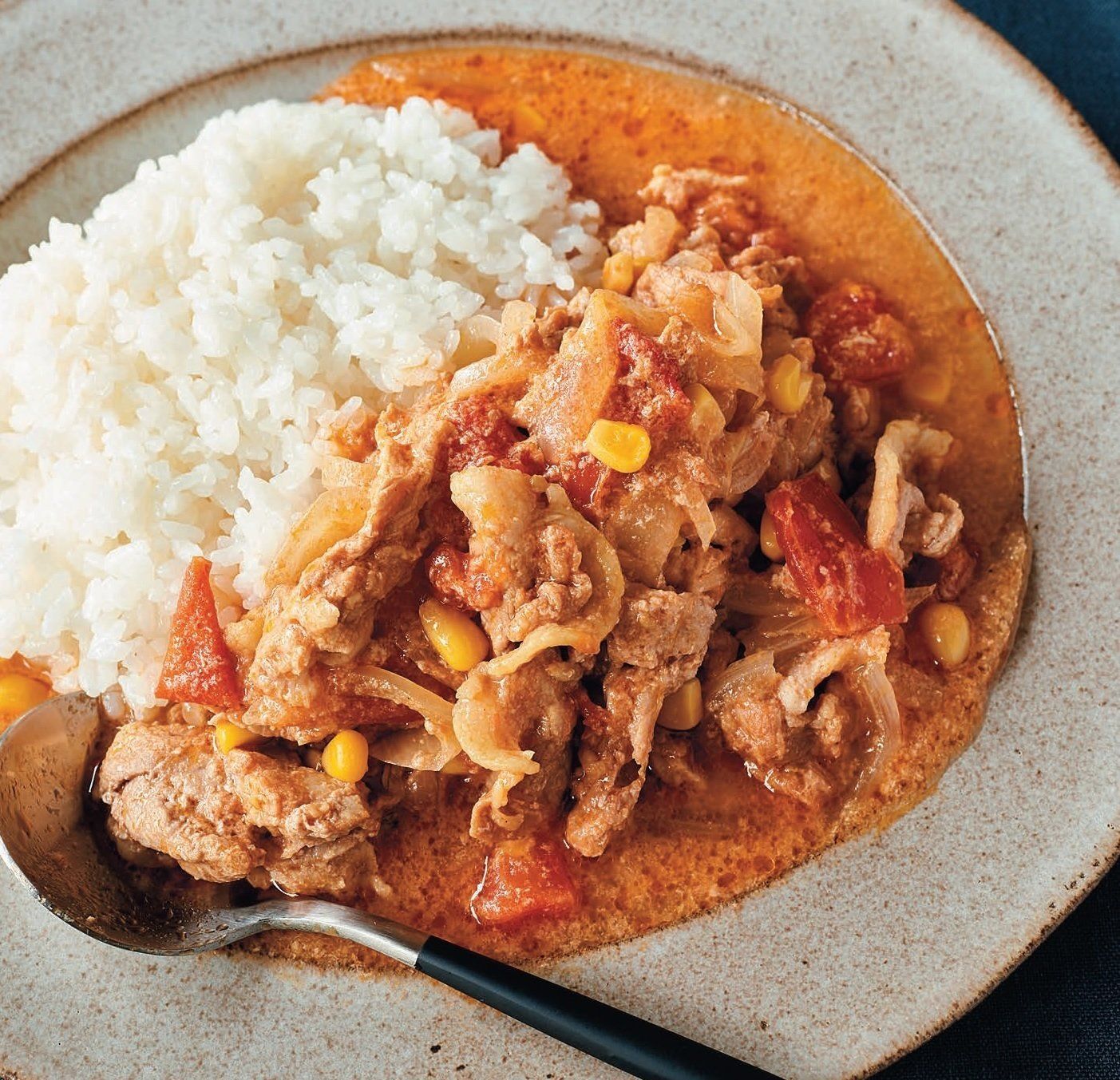 子どもが大好きなカレーケチャップ味でリピ確定！豚こまトマトカレー