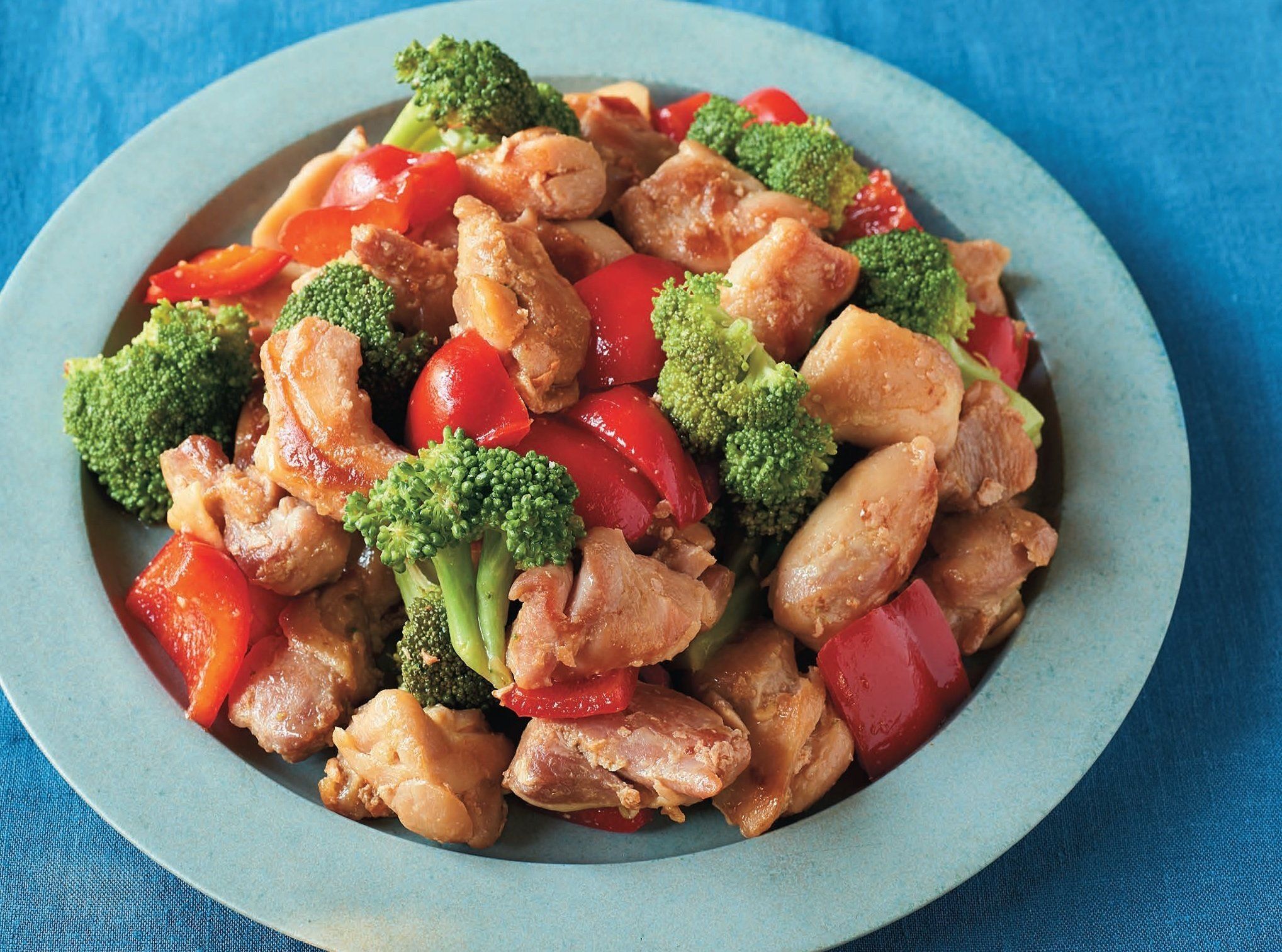 にんにく＆しょうが味でご飯が進む！鶏とブロッコリー、パプリカの中国風炒め