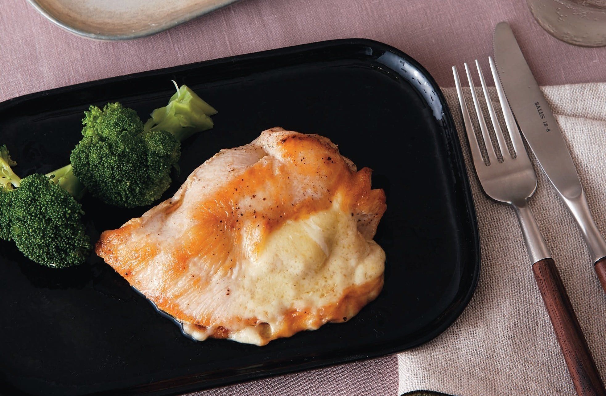 鶏胸肉がとろーりチーズで至福の一皿に！鶏肉のチーズはさみ焼き