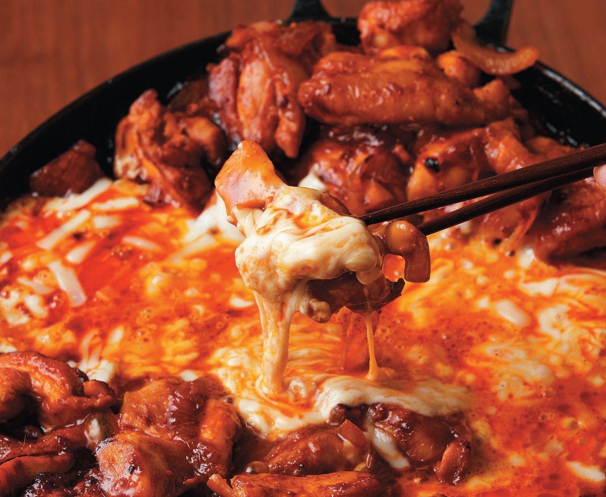 鶏もも肉にチーズがからんで食べ応え満点！チーズダッカルビ