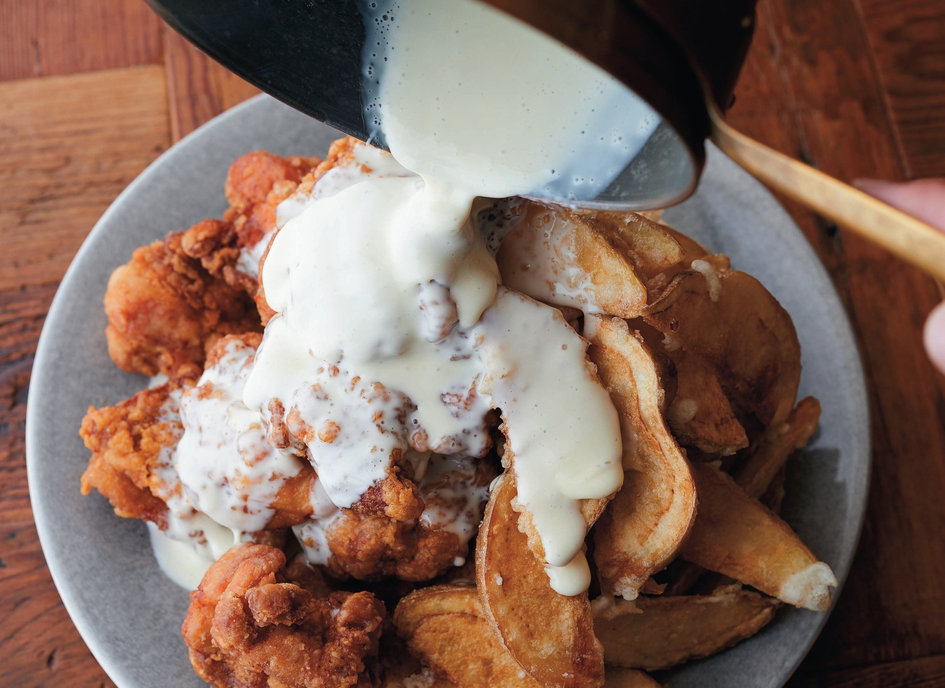 チーズ感がさく裂する衝撃の一皿！鶏から＆ポテト ナイアガラチーズソース