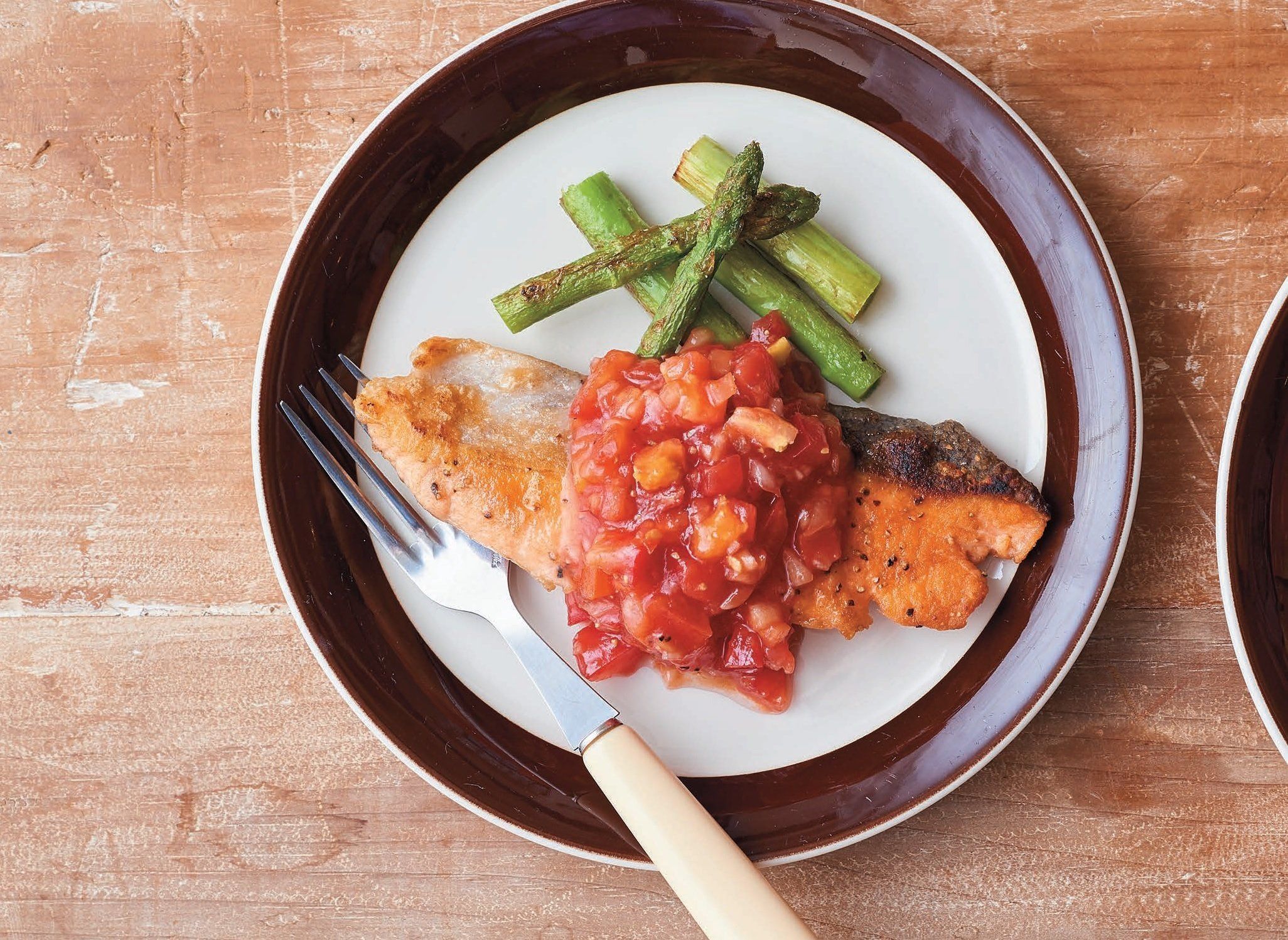 おしゃれな見た目に大満足！鮭のムニエルフレッシュトマトソース